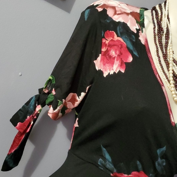 CLEARANCE FINAL PRICE Stunning Deep V Neck Floral Dress - Picture 7 of 8